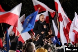 Дональд Туск выступает после дебатов лидеров политических партий на общественном телевидении в Варшаве. Польша, 9 октября 2023 года.