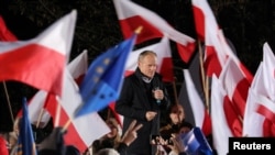 Donald Tusk, a legnagyobb lengyel ellenzéki párt vezetője Varsóban 2023. október 9-én