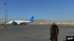 کابل هوایي ډګر او یو طالب ساتونکی - تصویر له ارشیفه 
