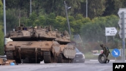 Izraelski tenkovi u blizini granice s Gazom u južnom Izraelu 10. oktobar 2023. Bijela kuća kaže da ima vojne resurse da podrži Izrael u ratu protiv Hamasa kao i Ukrajinu.