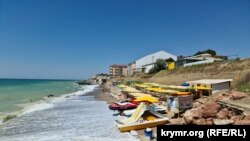 Пляж в Николаевке Симферопольского района Крыма во время полномасштабного вторжения России в Украину, 25 июля 2023 года