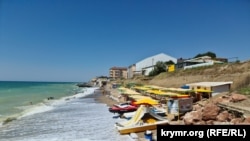 Пляж в поселке Николаевка Симферопольского района. Крым, 25 июля 2023 года