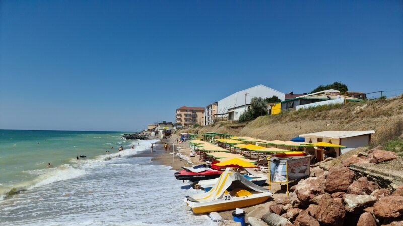 Покинутое море. Российские туристы обходят крымский берег