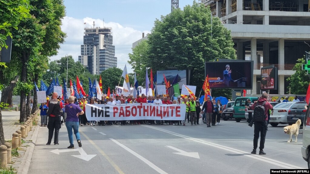 Sindikalne organizacije Sjeverne Makedonije protestovale su ispred Vlade u Skoplju tražeći povećanje plata radnicima i bolje uslove rada, na Međunarodni praznik rada, 1. maja 2024. Po prvi put, uz moto &quot;Mi radnici&quot;, protestu su se pridružile dvije najveće organizacije, Savez sindikata i Savez sindikalnih organizacija.