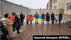 Участники акции солидарности у здания Посольства Украины в КР, Бишкек. 24 февраля 2024 г.