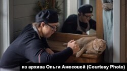 Иван, работник инклюзивного ресторана "Гнездо", и кот Персик. В магазине "Кладовка" нашли приют также кошка Клюква и кот Антошка