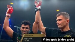 احمد ولی هوتک پس از پیروزی در برابر حریف قرغیزستانی خود در مسکو 