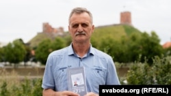 Адег Грузьдзіловіч з кнігай «Мае турэмныя муры», Вільня, ліпень 2023. 