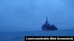 Видео с катера, атакующего корабль, имеющий сходство с разведкораблем «Иван Хурс», май 2023 года