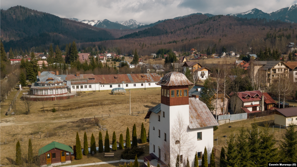 Savantul Francisc Rainer (1874-1944), creatorul școlii românești de antropologie, obișnuia să vină și să-și petreacă timpul în casa sa de vacanță de la Cheia, la poalele masivului Ciucaș. Din 2007 casa a devenit muzeu.&nbsp; Aici poate fi explorat turul virtual 3D al&nbsp;Muzeului de antropologie &bdquo;Francisc Rainer&rdquo; din județul Prahova.