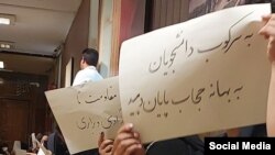 عکس مربوط به تحصن دانشجویان دانشگاه تهران در اردیبهشت ۱۴۰۲ در اعتراض به احضار دانشجویان و احکام صادرشده علیه آن‌ها است.