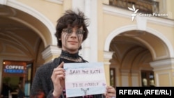 Одиночный пикет против принятия закона о запрете трансгендерного перехода, Россия. Иллюстративное фото
