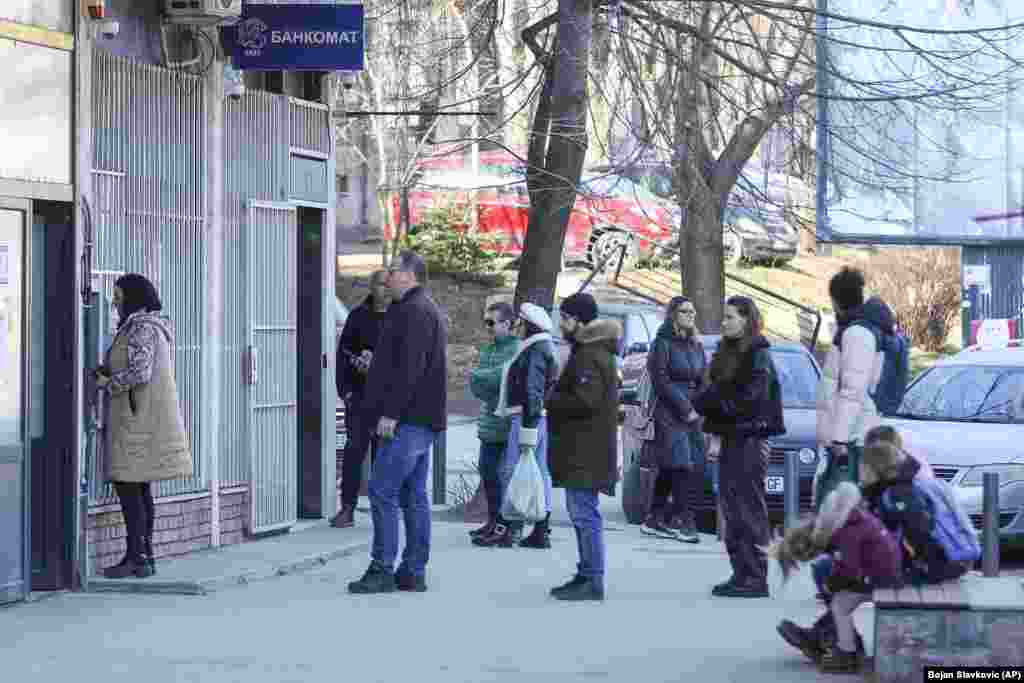 Qytetarë serbë në veri të Kosovës duke pritur në radhë para një bankomati. Nga 1 shkurti ka nisur të zbatohet rregullorja e Bankës Qendrore të Kosovës, sipas së cilës të gjitha transaksionet me para të gatshme bëhen vetëm me euro. Për më shumë se dy dekada, të inkurajuar nga Beogradi, banorët e dhjetë komunave me shumicë serbe në Kosovë e shfrytëzuan monedhën serbe dinarin për gjithçka - nga rrogat dhe pensionet deri te pagesat në dyqane dhe restorante. 