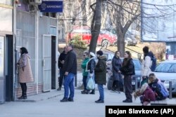 Građani u redu za bankomat kako bi podigli dinare u severnom delu Mitrovice, Kosovo, 1. februar 2024.
