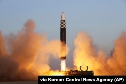 На этой фотографии, предоставленной властями Северной Кореи, как утверждается, виден запуск межконтинентальной баллистической ракеты во время учений в международном аэропорту Сунан в Пхеньяне. 16 марта 2023 года