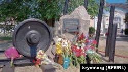 В Керчи принесли цветы к мемориалу памяти жертв депортации крымскотатарского народа, 18 мая 2023 года
