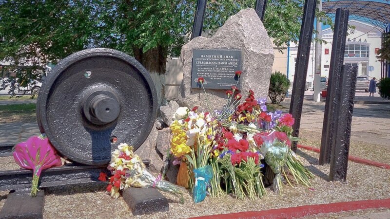 В Керчи несут цветы к мемориалу памяти жертв депортации крымскотатарского народа (фото)