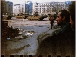 Piața Palatului unde se află clădirea fostului Comitet Central (CC) al Partidului Comunist Român (PCR) din balconul căreia a vorbit Nicoale Ceaușescu în 21 dec. 1989, ocupat uterior de revoluționari. Armata a tras împotriva așa- zișilor „teroriști”. (23 decembrie 1989)