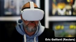 Posjetilac Svjetskog festivala umjetne inteligencije u Kanu sa naočalama za virtualnu stvarnost, 10. februar 2023. 