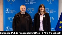 Procurorul general al Ucrainei, Andrii Kostin (stânga), și procurorul șef european Laura Codruța Koveși la Luxembourg, la un an de la semnarea protocolului de colaborare între cele două parchete. 24 aprilie 2023