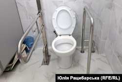Відремонтований туалет, пристосований для людей з інвалідністю