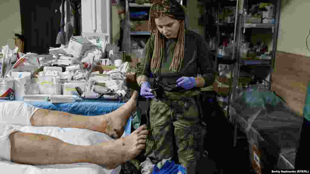 In November 2022, RFE/RL photographer Serhiy Nuzhnenko photographed the Bakhmut field hospital where Rykhlitska worked, helping a constant stream of injured Ukrainian soldiers.