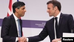 Premijer Velike Britanije Rishi Sunak (lijevo) i predsjednik Francuske, Emmanuel Macron tokom zajedničke konferencije za medije u Parizu, 10. mart, 2023. 