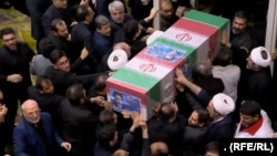 O femeie din Iran ale cărei rude au fost executate de regim sărbătorește moartea lui Raisi
