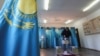 Избиратель на участке во время парламентских выборов в селе Бесагаш. Казахстан, 19 марта 2023 года