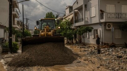 Проливни дъждове връхлетяха Гърция и предизвикаха наводнения в четвъртък в