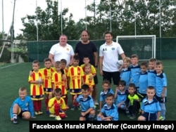 Harald Pinzhoffer antrenează în fotbal copii și e profesor de sport la Liceul Lenau