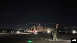 اسرائیل – هلیکوپتر نیروی هوایی اسرائیل در حال حمل دو گروگان آزاد شده