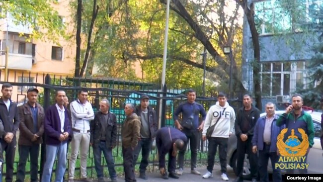 Группа задержанных в Алматы нелегальных мигрантов из Таджикистана и Узбекистана. Фото департамента полиции г. Алматы