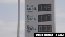 Çmimet e derivateve të naftës në një pikë karburantesh në Kosovë. 
