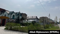Ататүрк паркындагы курулуштар. Бишкек.