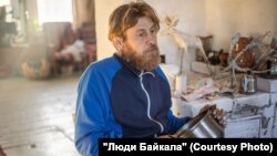 Скульптор Роман Веснин в юности участвовал в Чеченской войне. Он говорит, что увидел там "блядство и дурдом"