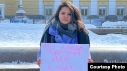 Журналистка Диана Матвеева проводит в Алматы пикет в поддержку марша и митинга за права женщин. 19 февраля 2024 года