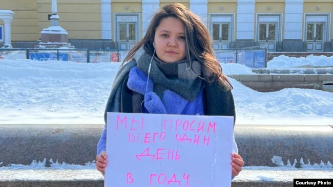 Журналистка Диана Матвеева проводит в Алматы пикет в поддержку марша и митинга за права женщин. 19 февраля 2024 года