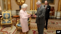  Кралица Елизабет II връчва на художника Дейвид Хокни Ордена за заслуги в Бъкингамския замък, Лондон, 22 май 2012 година 