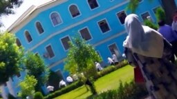 Дар навори фиристодаи корбарон баъзе аз донишҷӯён дар ҳоли фирор тасвир ёфтаанд
