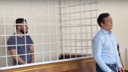 Qırımlı Dlâver Salimov (soldan) ve advokat Emil Kurbedinov Rusiye kontrolindeki İslâm Terek rayon mahkemesinde üküm ilân etilgende, 2024 senesi aprelniñ 10-u