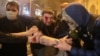 Povrijeđeni demonstrant na protestu protiv zakona o "stranim agentima", u Tbilisiju, Gruzija, 1. maja 2024.