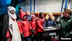 Erna Solberg norvég miniszterelnök, Olaug V. Bollestad mezőgazdasági és élelmezésügyi miniszter és Nana Akufo-Addo ghánai elnök a Svalbard globális vetőmagtárolójában, Longyearbyen 2020. február 25-én