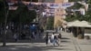 Qytetarë duke ecur në një bulevard në Mitrovicë të Veriut. Tetor, 2023