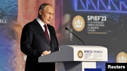 Уладзімір Пуцін выступае на Пецярбурскім міжнародным эканамічным форуме, 16 чэрвеня 2023