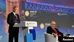 Владимир Путин и Дмитрий Саймс на пленарной сессии ПМЭФ-2023