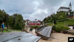 Vlada još procjenjuje štetu, ali kaže da bi ona mogla iznositi nekoliko milijardi eura -- u odnosu na raniju procjenu od pola milijarde.(Foto: Srušeni most u selu Stahovica, u blizini grada Kamnika, Slovenija, 4. avgusta 2023.) 