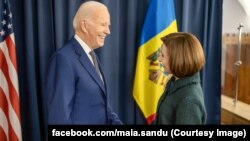 Președintele Statelor Unite, Joe Biden, și președinta R. Moldova, Maia Sandu, la întâlnirea lor de la Varșovia, în marginea „Summitului pentru democrație”, pe 21 februarie 2023.