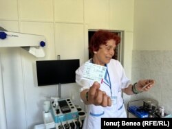 Virginia Armencea este director medical la Spitalul CF Pașcani. Ea vine de la Bacău, cu trenul, de aproape 30 de ani.