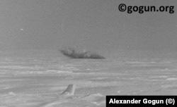 Взрыв авиабомбы с боевыми отравляющими веществами на Крайнем Севере РФСР, 1948 год. Основные волны газового облака идут почти горизонтально, то есть вширь, а не вверх, как выхлопы бомбы с тротиловым содержимым. Архивное фото, копия А. Гогуна
